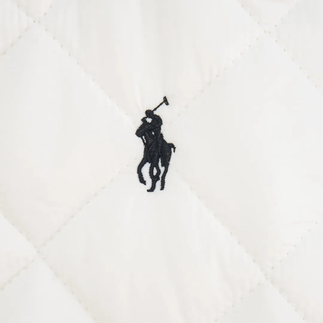 P390 zp version [Exclusive supply] Ralph Lauren/Ralph Lauren 2025aw autumn and winter popular items diamond-shaped quilted embroidered corduroy strips imitation feather jacket jacket Correct three-pocket version Slight waist design Free matching neckline ✅ Facial filling imitation feather cotton Three-in-one diamond-shaped quilted embroidery Soft and comfortable ✅ Customized double-circle brand hardware buckle back waist freely adjustable elastic design ✅ RL three-color diamond plaid cotton jacket 100% restoration Corduroy strips running through the whole body, no knots and no overlap, artificial curling, fine workmanship, highly recommended, rare cotton jacket that does not look bloated, can be worn as an inner layer in the north, can be worn with multiple necklines, elastic waistline on the back, freely adjustable waist, matte memory technology on the face, giving a cotton feel, not to be missed, highly recommended, color: black, white, gray green, khaki, navy, size: S M L XL, number: WW10949